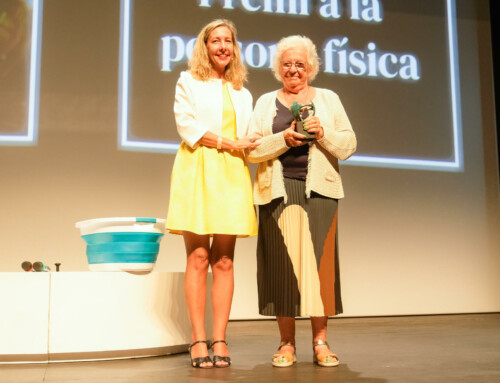 La presidenta d’Oncolliga recull un dels Premis Solidaris ONCE Catalunya 2025 per la seva trajectòria en el voluntariat social