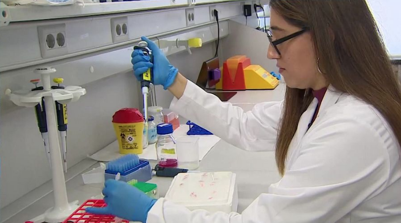 Lucía aplica la IA en su investigación para desarrollar tratamientos personalizados en cáncer de mama triple negativo